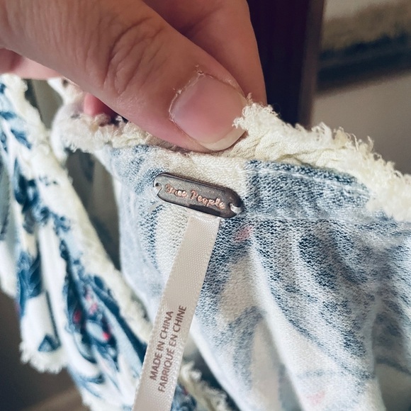 Free People Cha Cha tie front off shoulder stretch top MED white blue paisley - Picture 6 of 12